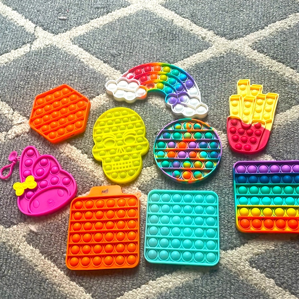 Selling 9 fun pop it toys!